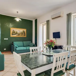 roomy-and-bright-apartment-with-balconies-x6.sicilyhotelsitaly.net/